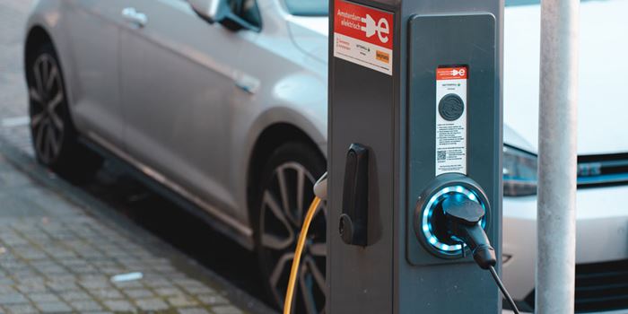 Electric car charging at charging point (Photo by Ernest Ojeh on Unsplash)