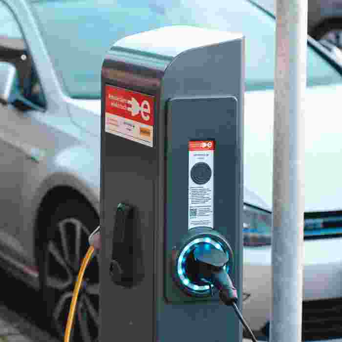 Electric car charging at charging point (Photo by Ernest Ojeh on Unsplash)